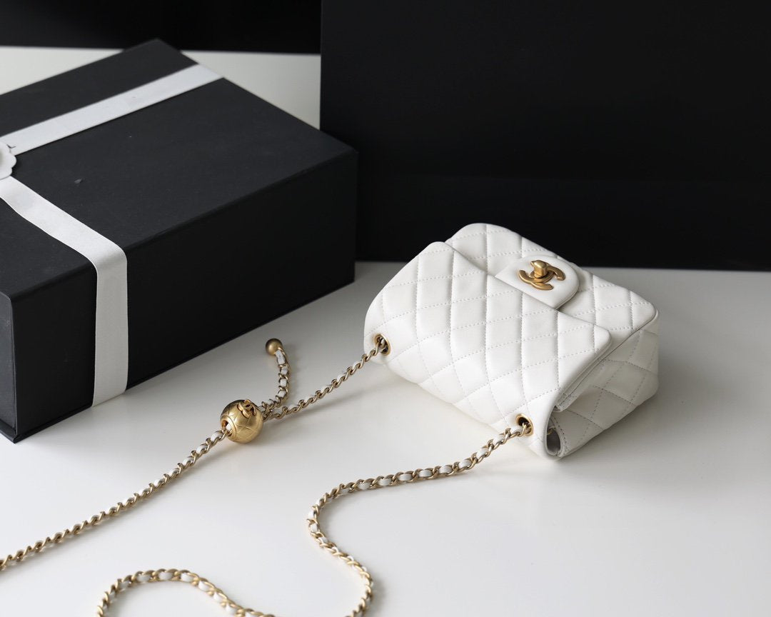 CHANEL FLAP BAG 17CM WHITE LAMBSKIN GOLD HARDWARE