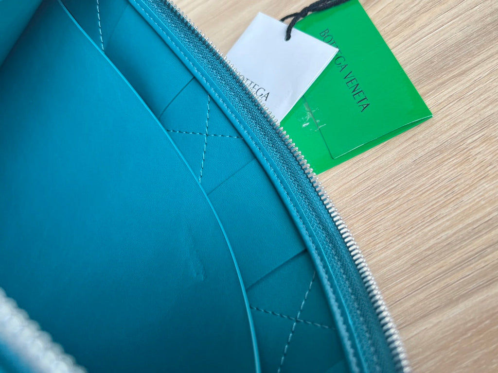 LARGE CASSETTE POUCH 35 IN LAGOON BLUE CALFSKIN