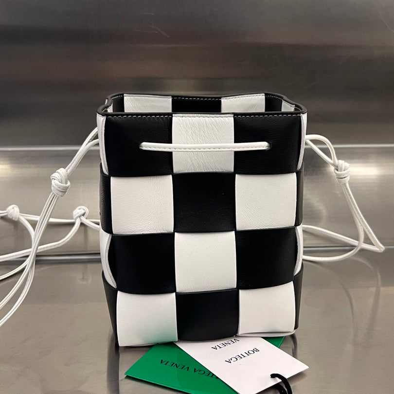 BOTTEGA VENETA SMALL CASSETTE BUCKET 18 IN WHITE MIX BLACK CALFSKIN