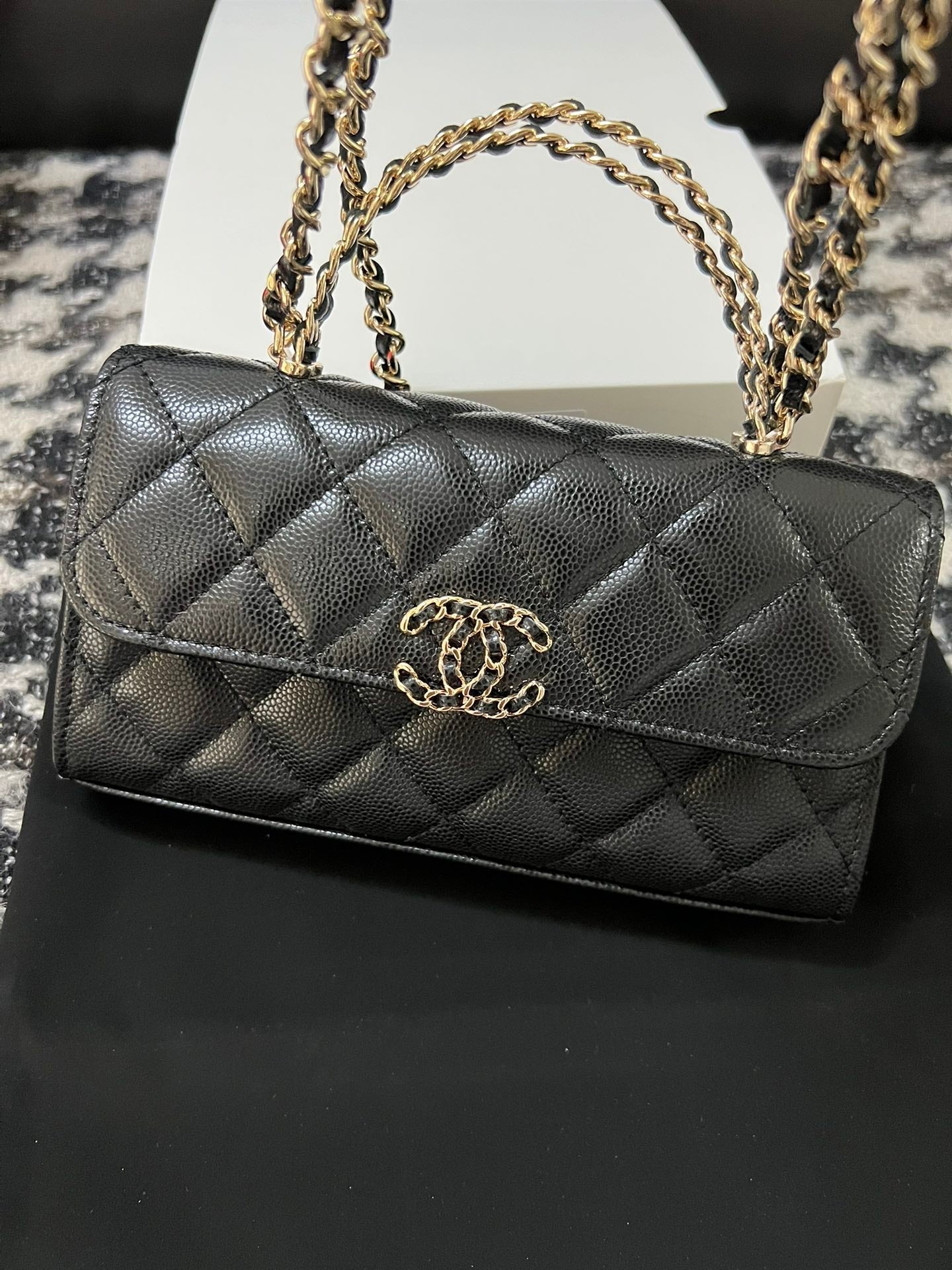 CHANEL KELLY 18 BAG IN BLACK CALFSKIN WITH GOLD HARDWARE