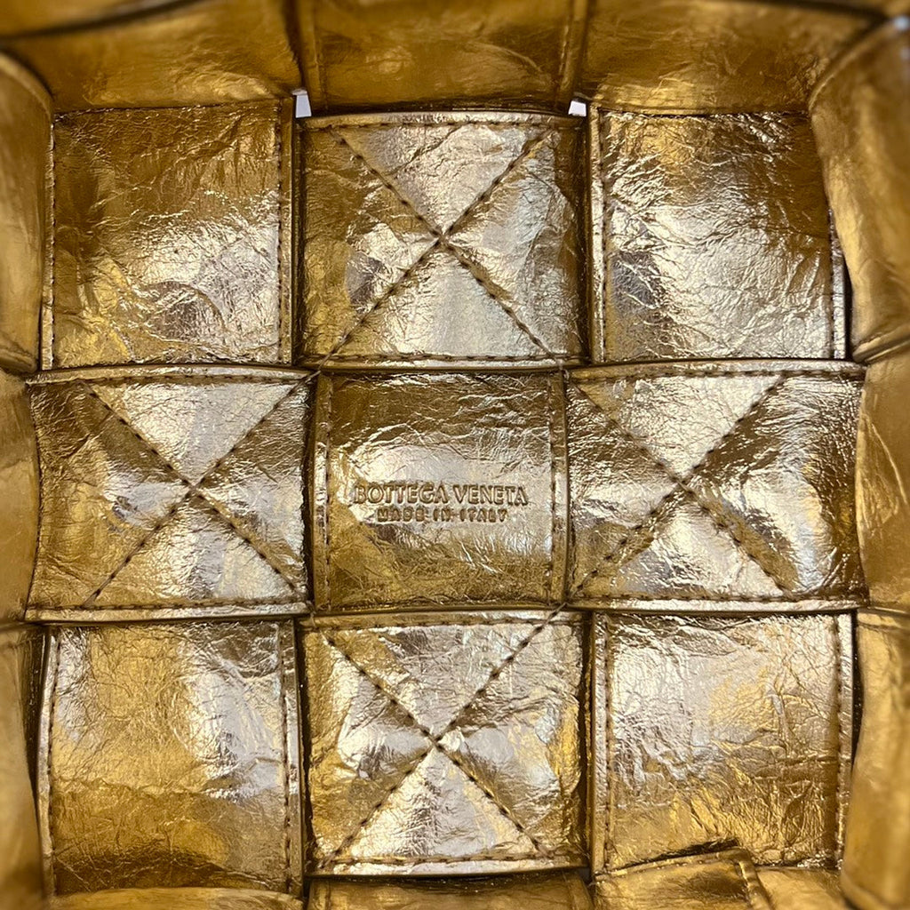 BOTTEGA VENETA SMALL CASSETTE BUCKET 18 IN GOLD METALLIC SOFT LAMBSKIN