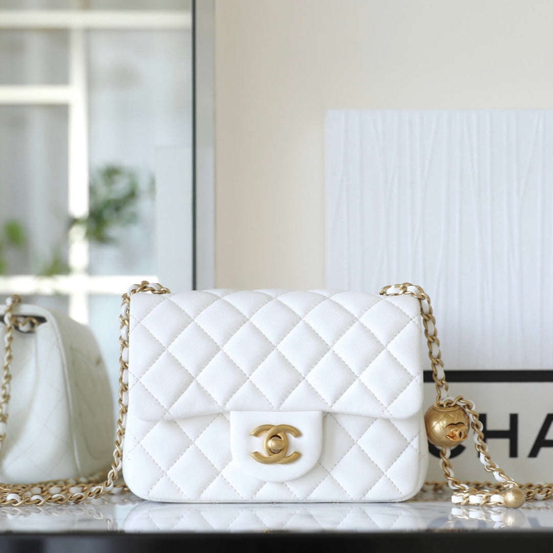 CHANEL 25S FLAP BAG 18 CM IN WHITE LAMBSKIN WITH GOLD HARDWARE