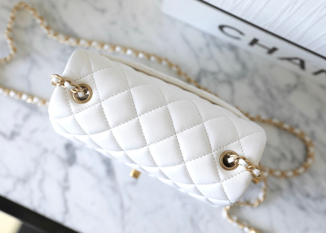 CHANEL 25S FLAP BAG 18 CM IN WHITE LAMBSKIN WITH GOLD HARDWARE