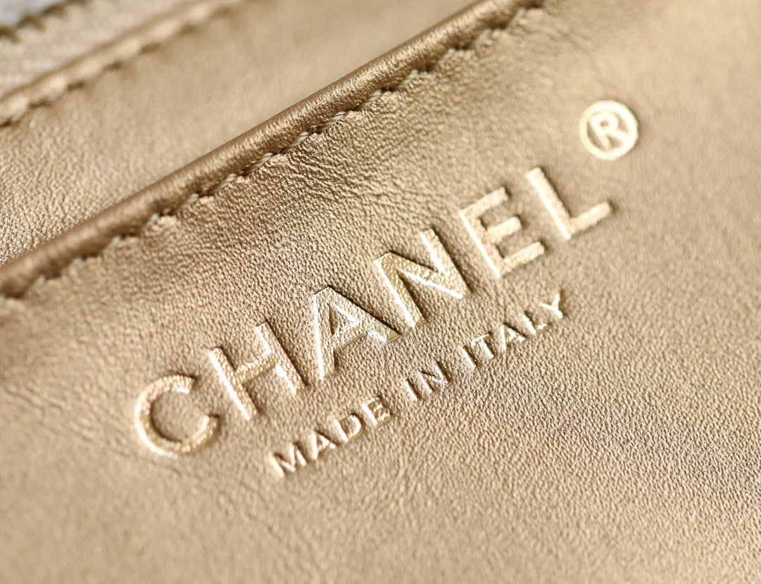 CHANEL 25S FLAP BAG 18 CM IN WHITE LAMBSKIN WITH GOLD HARDWARE