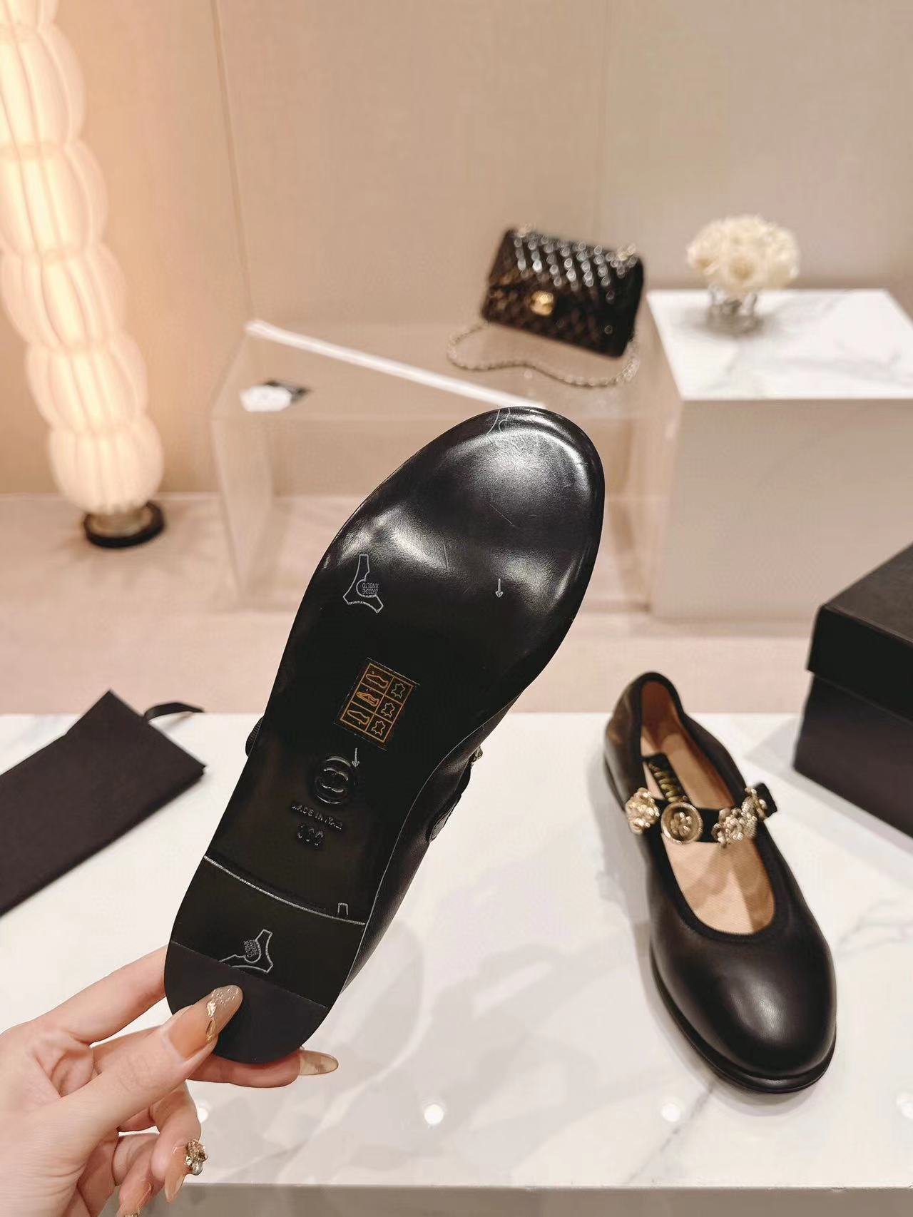 CHANEL MARY JANE BLACK LAMBSKIN 24