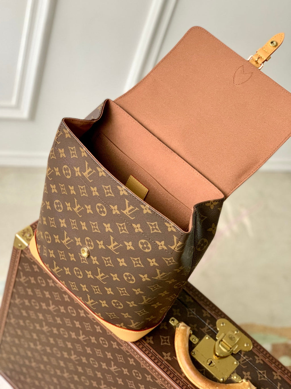 LOUIS VUITTON SOHO MM 32 IN BROWN MONOGRAM COATED CANVAS AND CALFSKIN