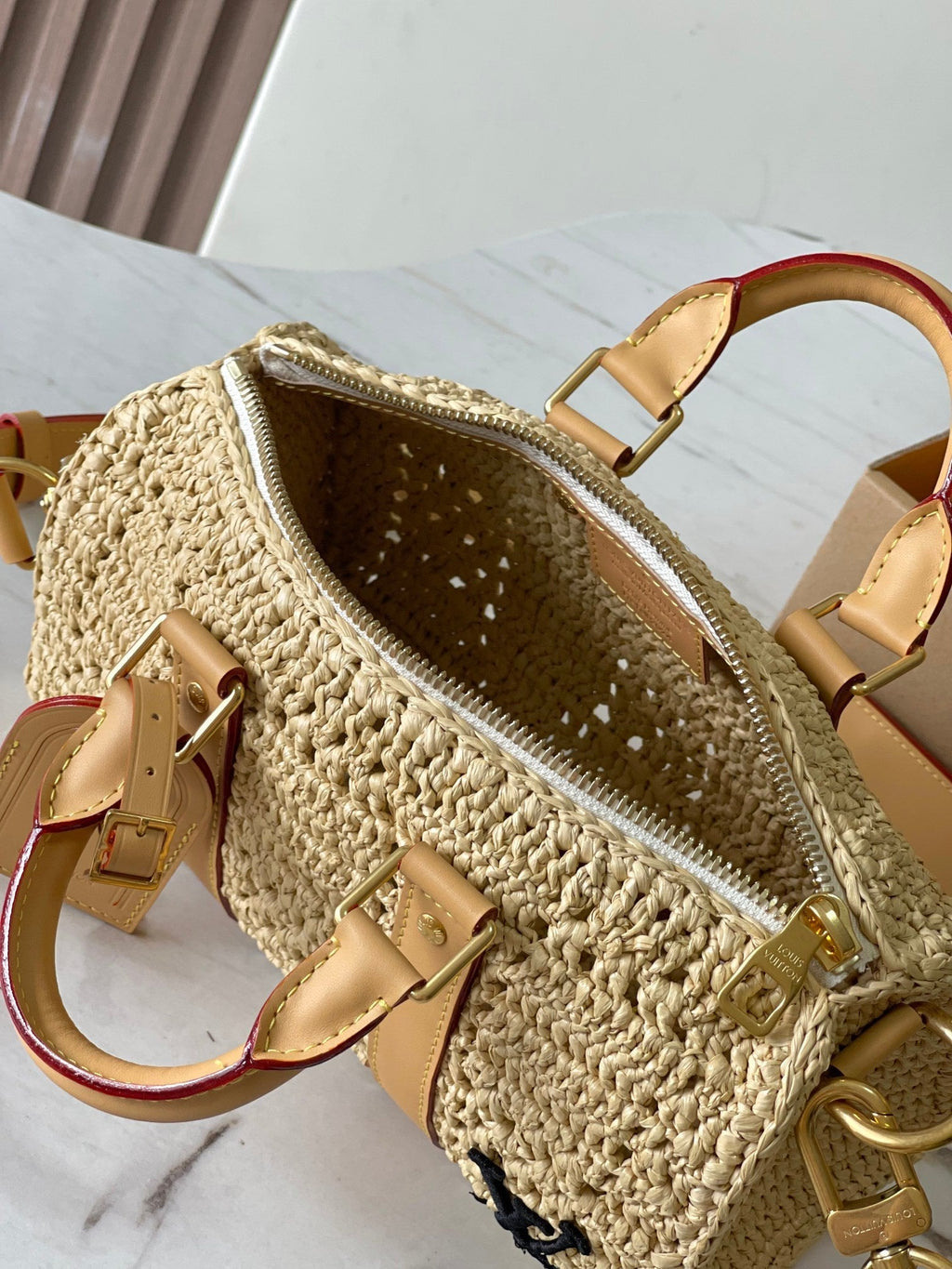 LOUIS VUITTON KEEPALL BANDOULIÈRE 25 IN BEIGE CROCHETED RAFFIA AND CALFSKIN TRIM