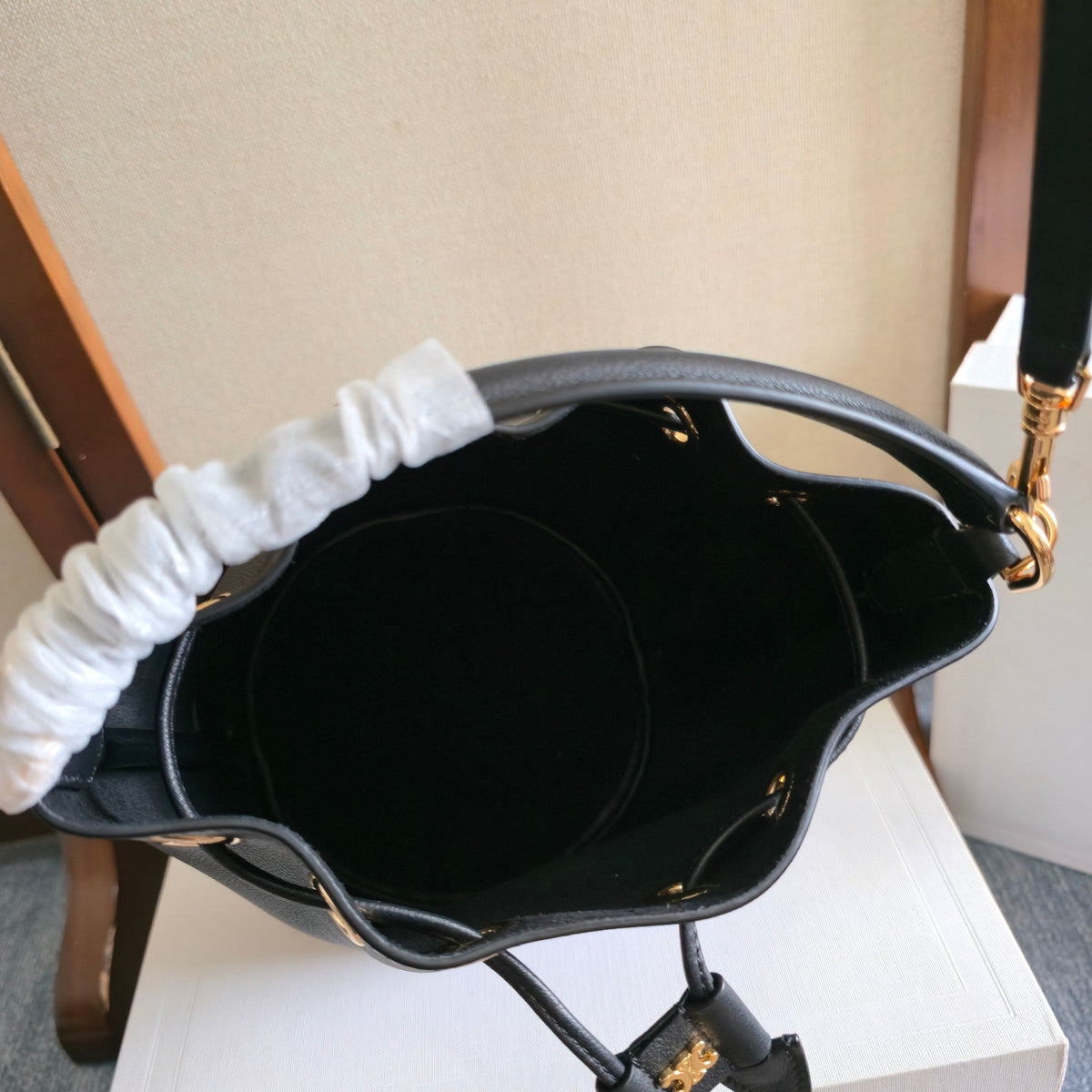 CELINE 25S CLARA BAG 19 IN BLACK CALFSKIN GOLD HARDWARE