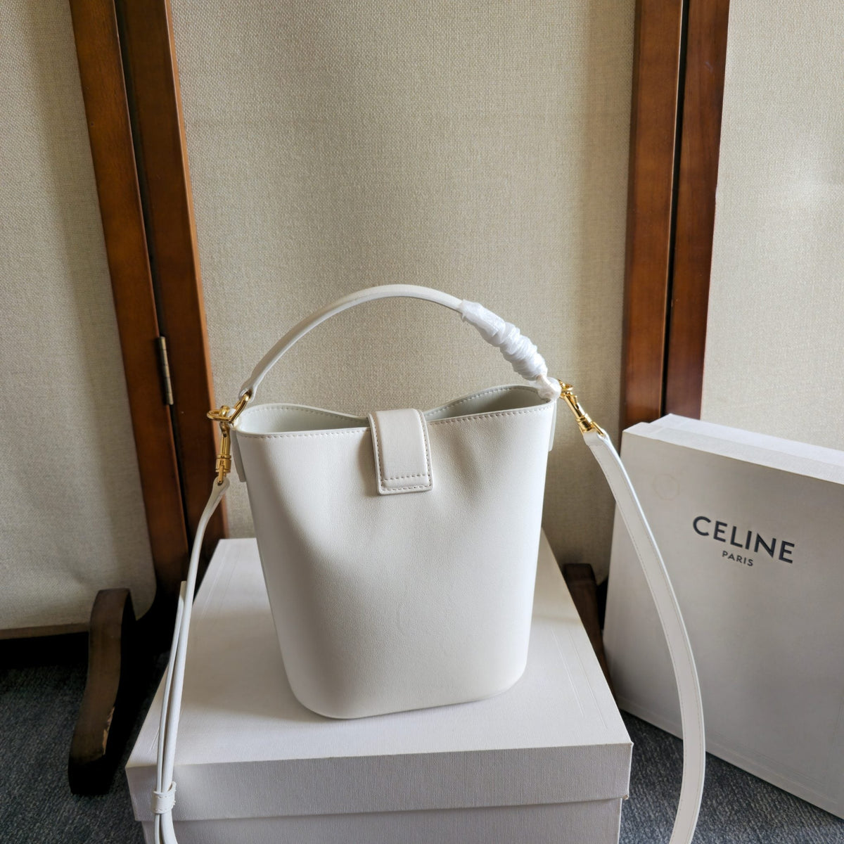 CELINE 25S LOUISE BAG 19MM IN WHITE CALFSKIN GOLD HARDWARE
