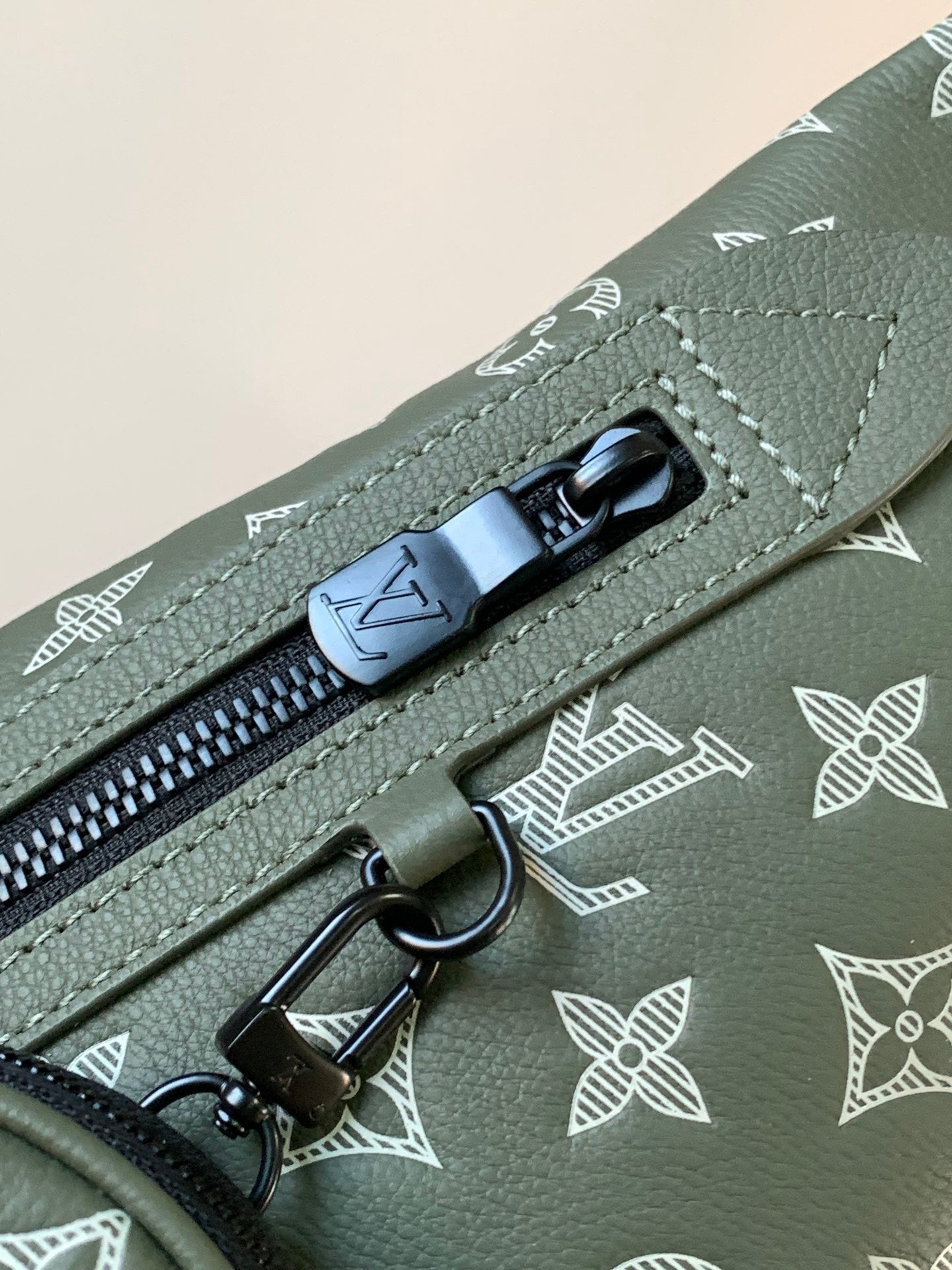 LOUIS VUITTON DUO CROSSBAG BAG 42 IN GREEN AND WHITE MONOGRAM SHADOW COWHIDE