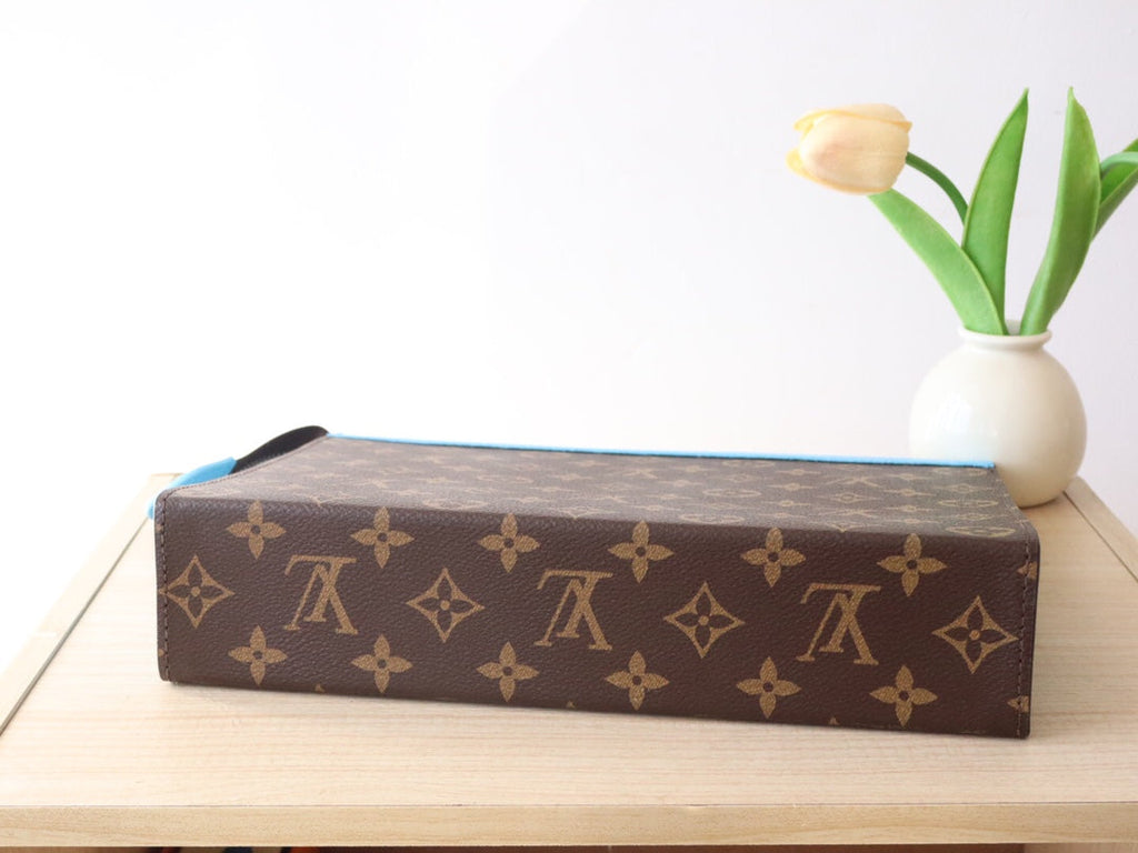LOUIS VUITTON LV 25S POCHETTE VOYAGE 26 IN GASTON BLUE MONOGRAM MACASSAR COATED CANVAS