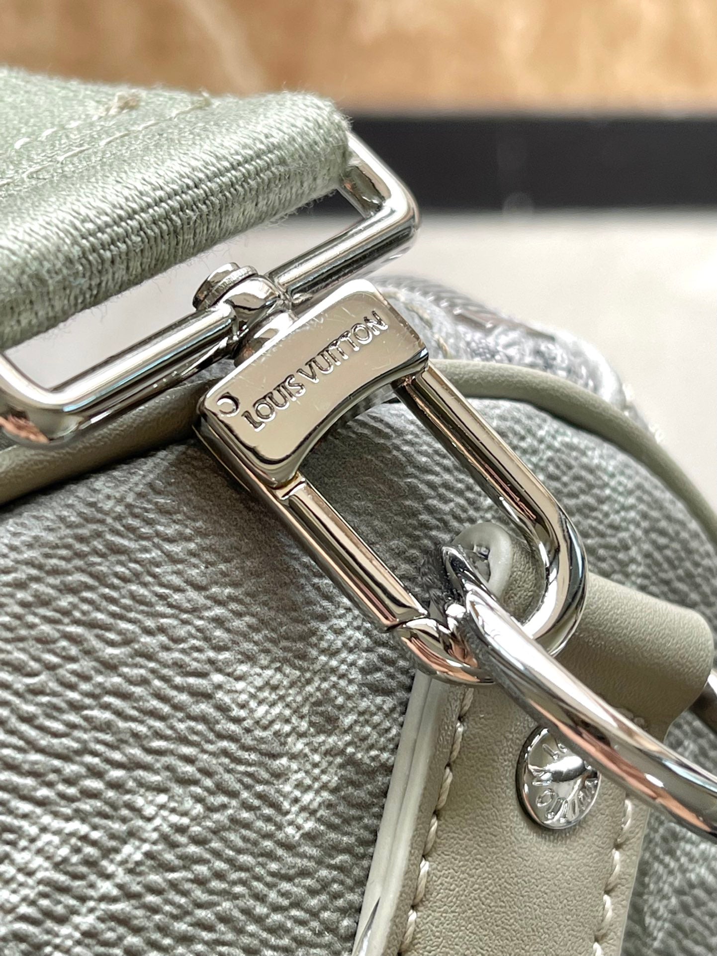 LOUIS VUITTON KEEPALL BANDOULIÈRE 45 IN GRAY MONOGRAM GRADIENT CANVAS