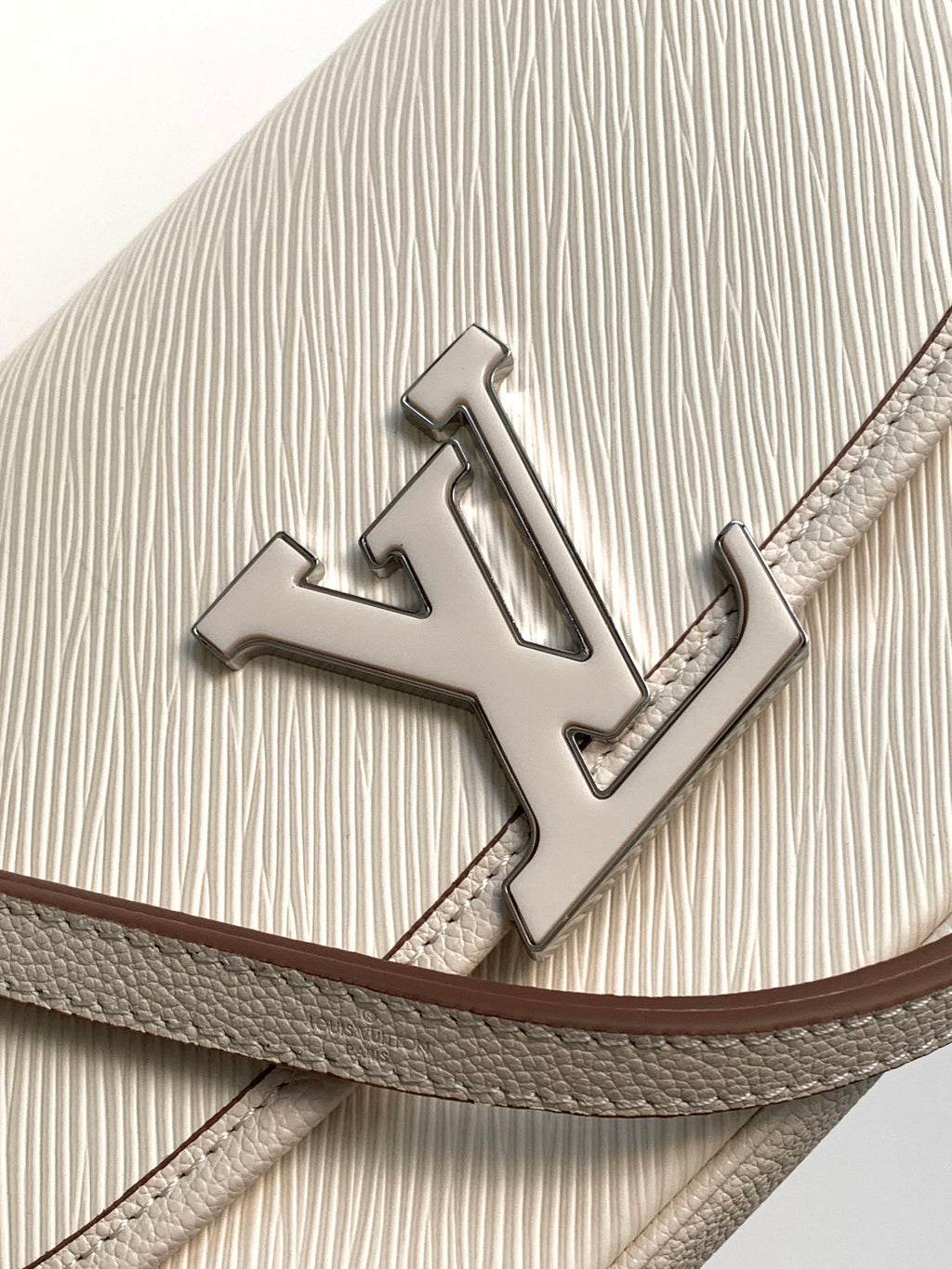 LOUIS VUITTON BUCI BAG 24 IN QUARTZ WHITE EPI GRAIN COWHIDE