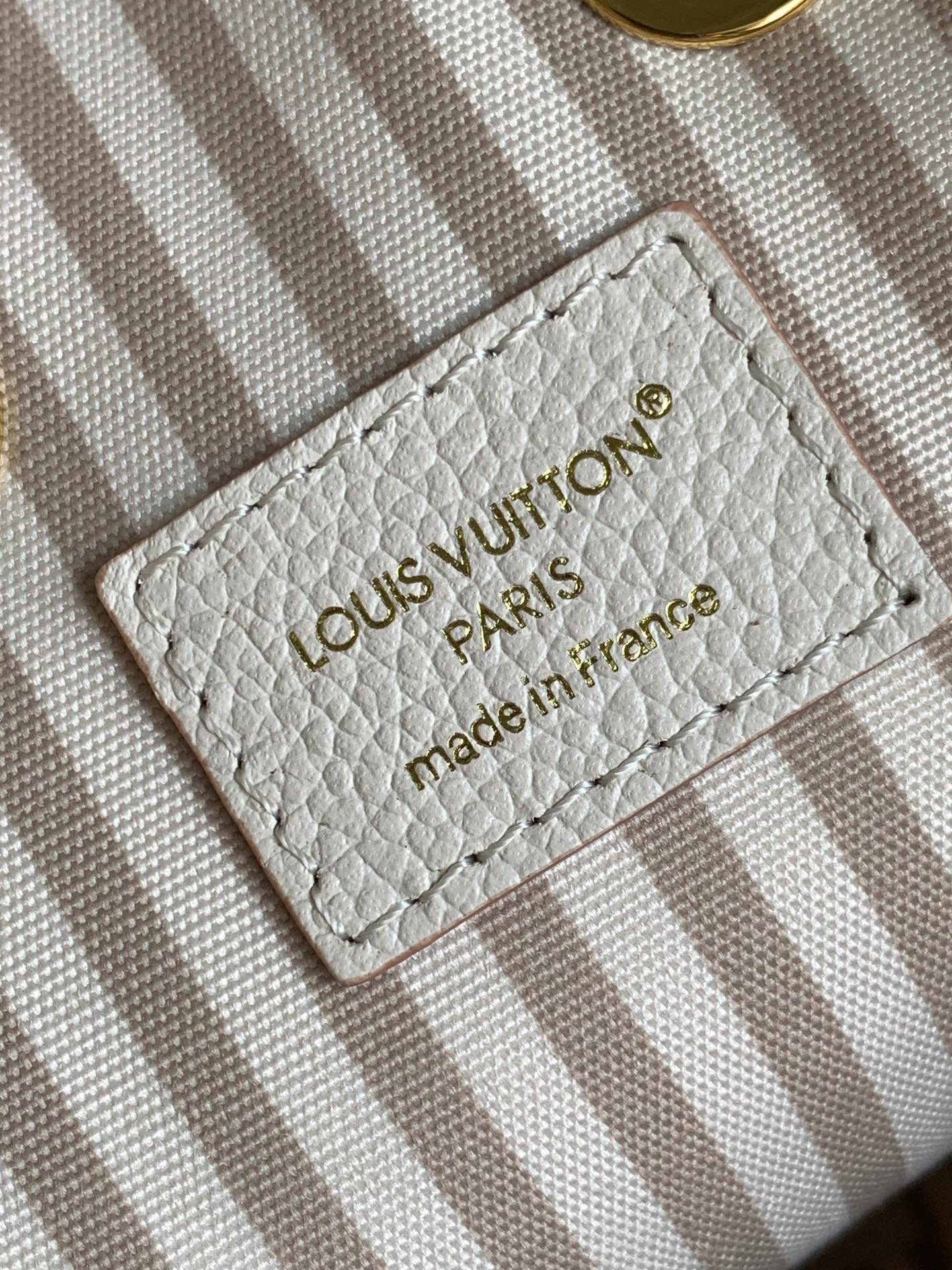 LOUIS VUITTON NÉONOÉ 26 IN WHITE AND PINK MONOGRAM CANVAS