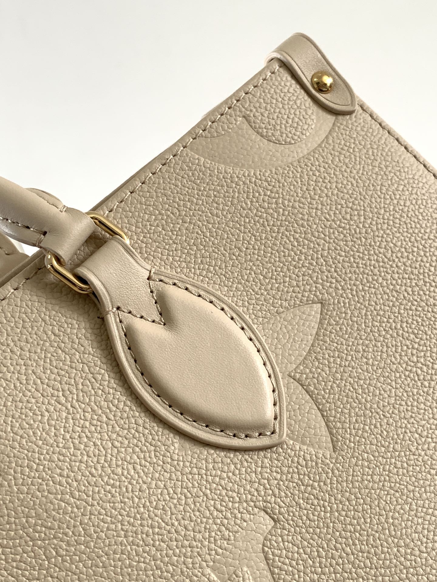 LOUIS VUITTON ONTHEGO 35 IN LIGHT BEIGE MONOGRAM CALFSKIN