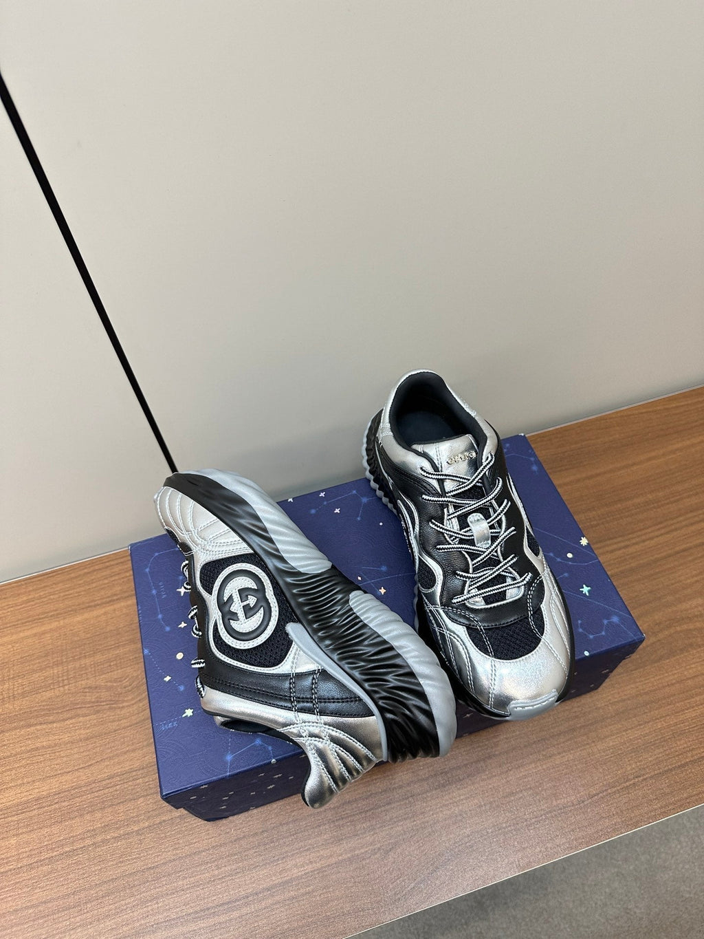 GUCCI Ripple Leather Sneakers Black Silver