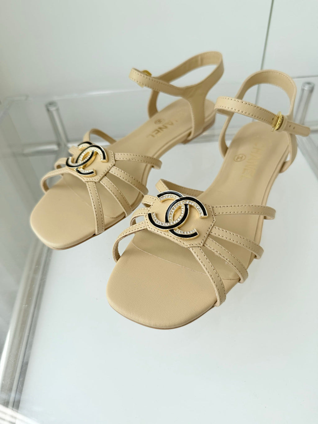 CHANEL FLAT SANDALS 1 CM IN FLAX YELLOW LAMBSKIN