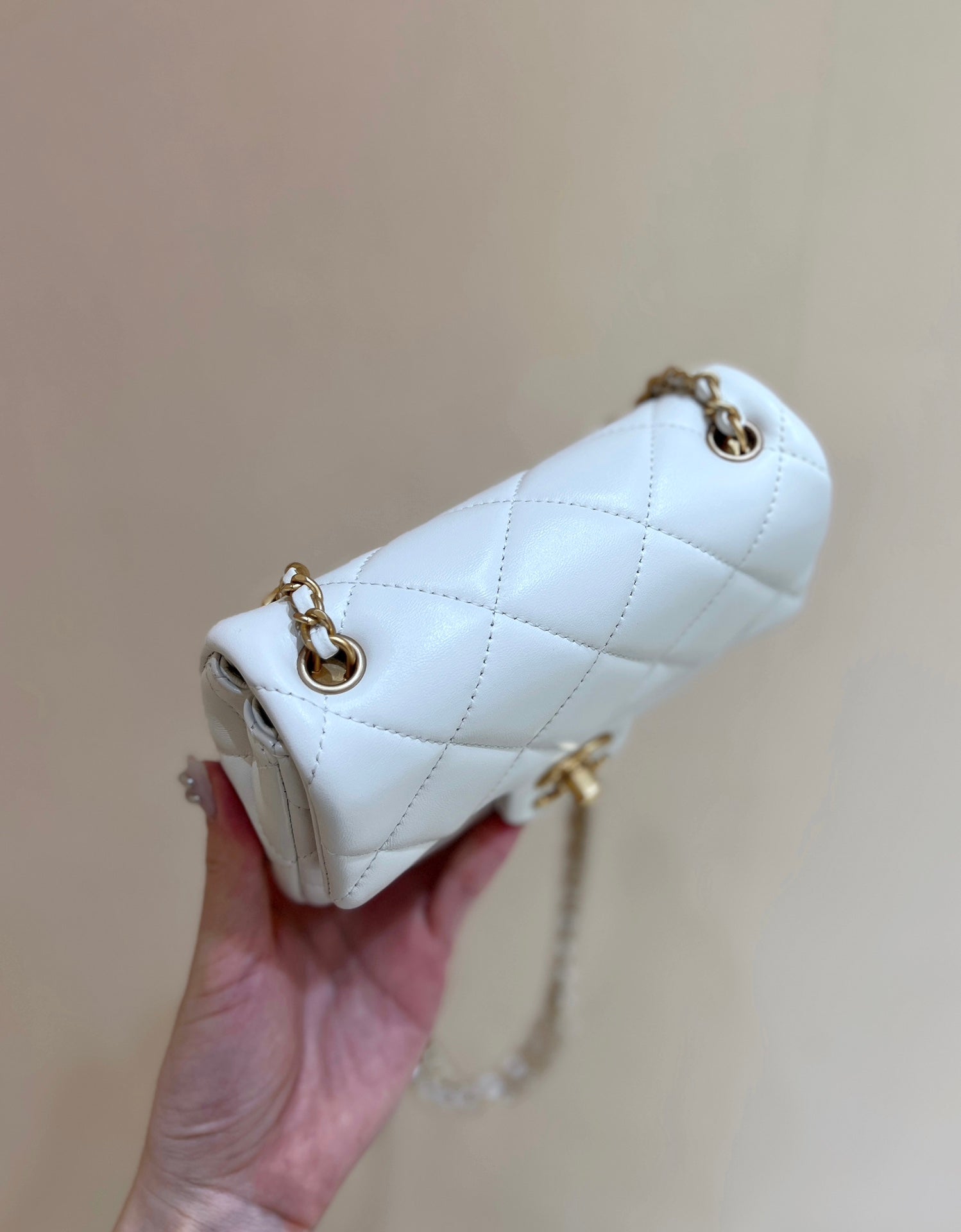 CHANEL 25S  CROSSBODY HANDBAG 17 IN WHITE LAMBSKIN GOLD HARDWARE