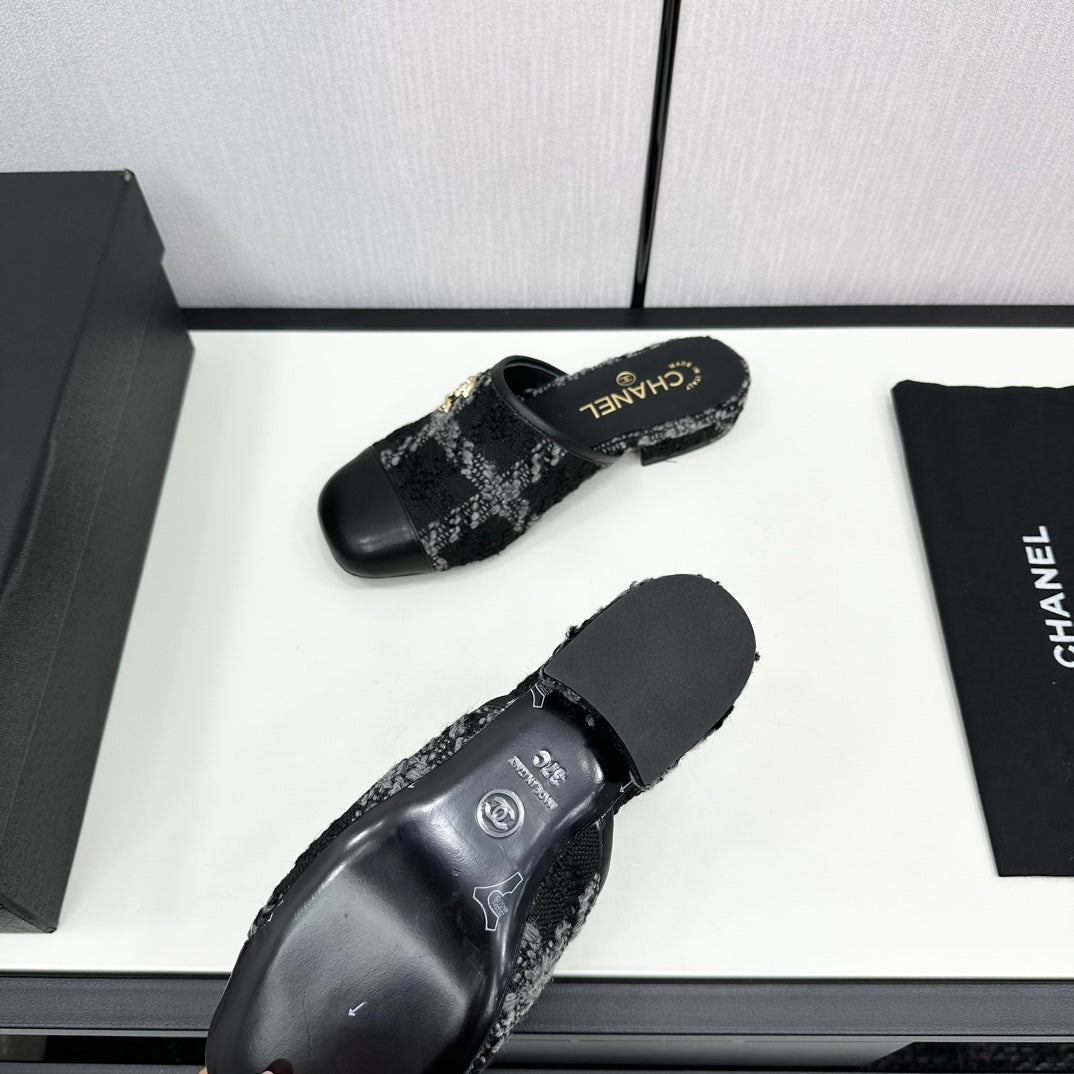 CHANEL FLAT MULE IN BLACK WOOL TWEED AND CALFSKIN GOLD HARDWARE